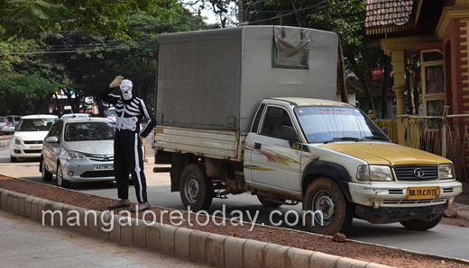 Novel protest by Mallikatte  3